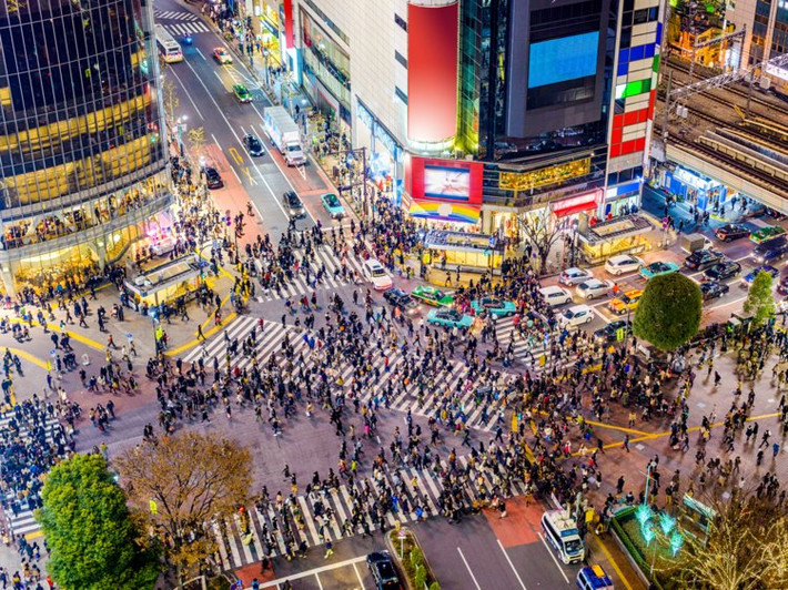 Lúc cao điểm, có tới 1.000 người đi qua đường tại khu vực nhà ga Shibuya ở nơi đông đúc nhất hành tinh này.