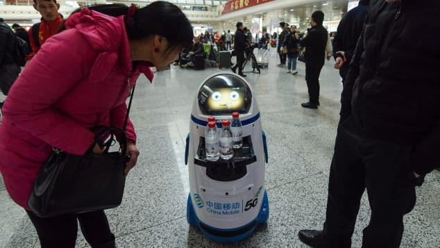 Một chú robot phục vụ nước uống miễn phí cho các hành khách tại nhà ga phía đông ở Hàng Châu, tỉnh Chiết Giang. Ảnh: Getty.