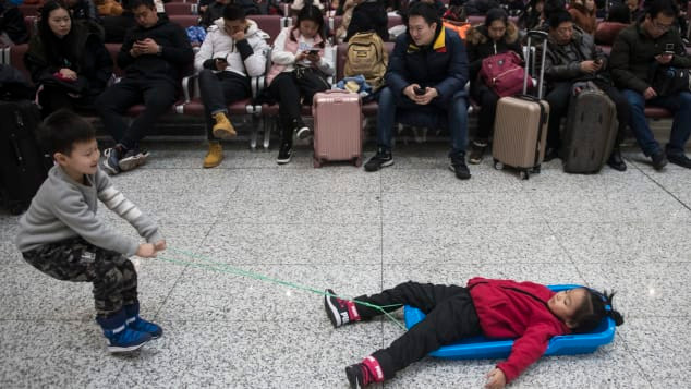 Các em nhỏ chơi đùa trong nhà ga Cáp Nhĩ Tân. Ảnh: Getty.
