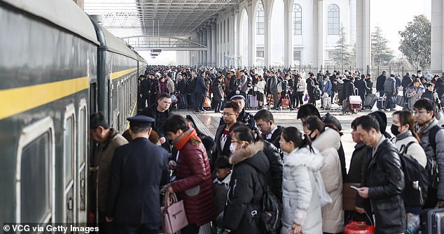 Mọi người xếp hàng lên tàu tại nhà ga Huai’an ở tỉnh Giang Tô. Ảnh: Getty.