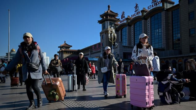 Người dân Trung Quốc mang theo hành lý trên đường về quê ăn Tết. Ảnh: Getty.