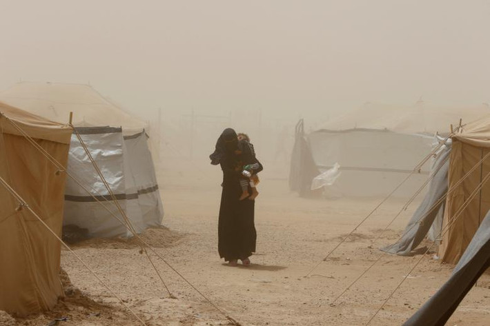 Người phụ nữ bế con trong khu trại tị nạn ở Ameriyat Falluja, phía nam thành phố Falluja, Iraq, ngày 16/6/2016.