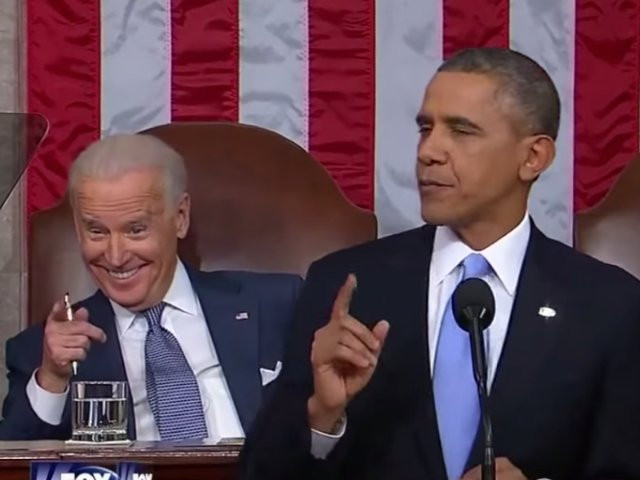 Bức ảnh này ghi lại khoảnh khắc cựu Tổng thống Mỹ Joe Biden chỉ tay và cười tươi khi ông Obama đọc Thông điệp Liên bang năm 2014.
