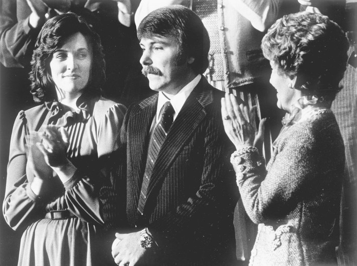 Ông Ronald Reagan là tổng thống đầu tiên mời một vị khách đến để vinh danh người đó trong bài phát biểu Thông điệp Liên bang năm 1982. Khi đó, ông Lenny Skutnik (giữa) đã được tôn vinh vì hành động cứu người trong một vụ tai nạn máy bay.