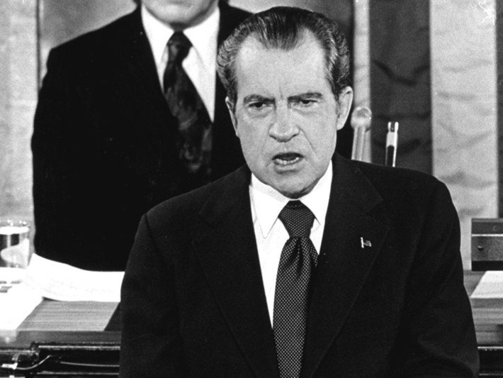 Trong Thông điệp Liên bang năm 1974, Tổng thống Mỹ khi đó là ông Nixon đã kêu gọi kết thúc cuộc điều tra vụ Watergate. “Một năm điều tra vụ Watergate là quá đủ rồi”, ông nói. Nhưng 7 tháng sau đó, vụ bê bối Watergate đã khiến ông Nixon phải từ chức sau 5 năm rưỡi cầm quyền.