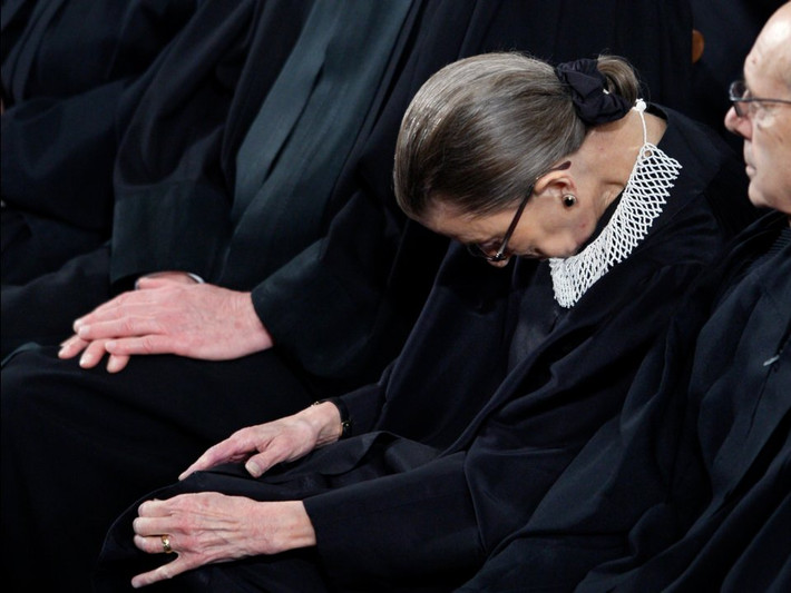 Thẩm phán Tòa án Tối cao Mỹ Ruth Bader Ginsburg dường như ngủ gật trong lúc Tổng thống Obama đọc Thông điệp Liên bang năm 2015.