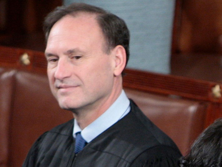 Thẩm phán Tòa án Tối cao Mỹ Samuel Alito (ảnh) đã lắc đầu thể hiện sự không đồng tình khi lắng nghe Thông điệp Liên bang của Tổng thống Barack Obama năm 2010.