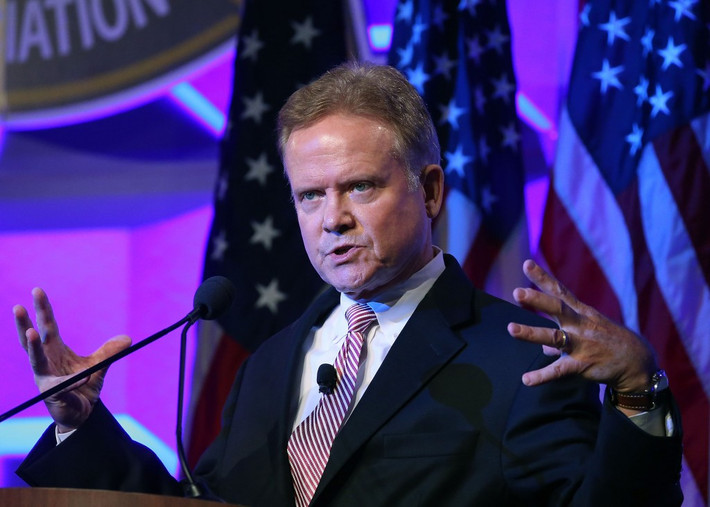 Sau khi rời lực lượng Thủy quân Lục chiến, ông Jim Webb học luật tại Đại học Georgetown từ năm 1972 đến 1975 và tốt nghiệp với bằng luật. Ảnh: PBS.