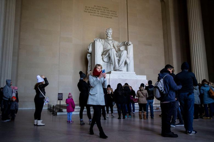 Mọi người tham quan Đài tưởng niệm Lincoln ở Washington trong ngày thứ 30 của đợt đóng cửa chính phủ lâu nhất trong lịch sử nước Mỹ hôm 20/1. Ảnh: Reuters.