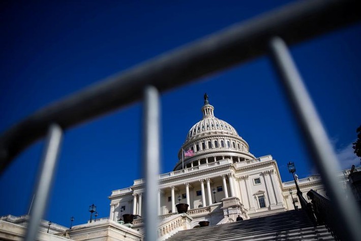 Toà nhà Quốc hội Mỹ ở thủ đô Washington có vẻ vắng lặng ngày 20/1. Ảnh: Reuters.