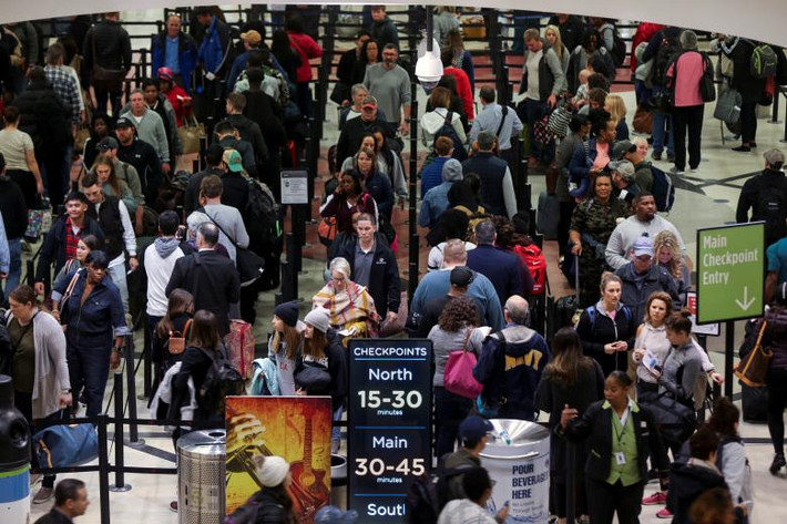 Cảnh tượng đông đúc tại khu kiểm soát an ninh ở sân bay Hartsfield-Jackson Atlanta ngày 18/1. Ảnh: Reuters. Mời độc giả xem thêm video: Chính phủ Mỹ đóng cửa trước đó (Nguồn: VTC1)