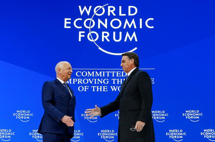 Tổng thống Brazil Jair Bolsonaro bắt tay nhà sáng lập WEF Klaus Schwab ngày 22/1.