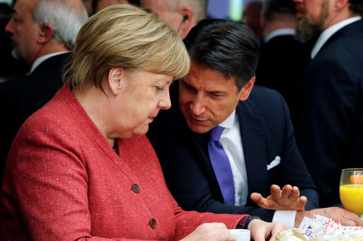 Thủ tướng Đức Angela Merkle trao đổi với Thủ tướng Italy Giuseppe Conte tại hội nghị ngày 23/1.