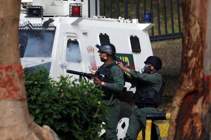 Một số người dân Venezuela đã kéo tới hiện trường theo lời kêu gọi của nhóm lính đảo chính. Tuy nhiên, cảnh sát chống bạo động và lực lượng Vệ binh Quốc gia Venezuela đã được triển khai để giải tán đám đông.