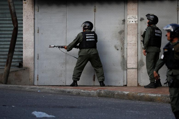 Vệ binh quốc gia Venezuela ngăn một nhóm người biểu tình ở thủ đô Caracas.
