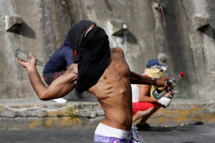 Trước đó, ngày 11/1/2019, Tổng thống Maduro chính thức tuyên thệ nhậm chức nhiệm kỳ 2 sau khi giành thắng lợi trong cuộc bầu cử hồi tháng 5/2018. Ông Maduro nhậm chức trong bối cảnh Venezuela vẫn đang phải đối mặt với nhiều thách thức cả về chính trị, kinh tế và xã hội.