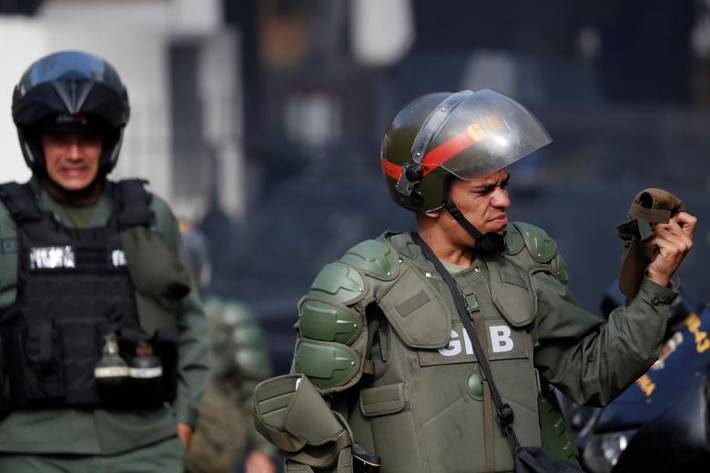 Cuộc binh biến vừa qua diễn ra trong bối cảnh Quốc hội do phe đối lập kiểm soát ở Venezuela gần đây tuyên bố Tổng thống Maduro "tiếm quyền" và kêu gọi người dân biểu tình vào ngày 23/1.