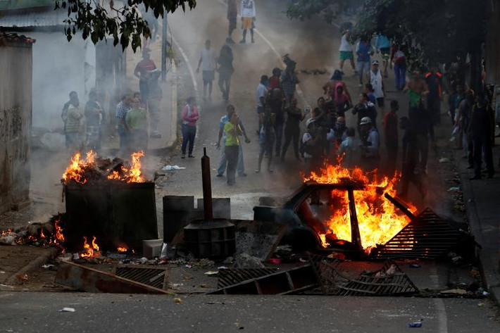 Trợ lý của Tổng thống Maduro cho biết thêm 27 binh sĩ tiến hành cuộc nổi dậy vì được hứa hẹn cấp nhà, nhưng cuối cùng họ bị bỏ rơi và thất bại.