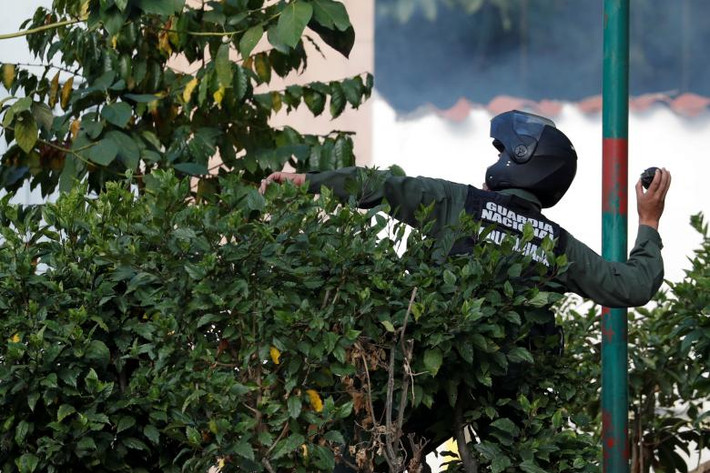 Chính phủ Venezuela nhấn mạnh, các cơ sở quân đội của nước này vẫn nằm dưới sự kiểm soát của chính quyền. Cuộc nổi loạn là một vụ việc nhỏ lẻ, liên quan đến các sĩ quan cấp thấp bị kích động và không ảnh hưởng tới sự ủng hộ của quân đội đối với Chính quyền Tổng thống Nicolas Maduro.