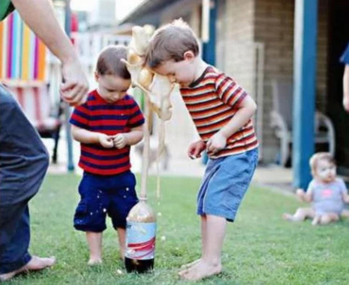 Hậu quả của việc vừa mang chai nước có ga này ra chơi đùa.