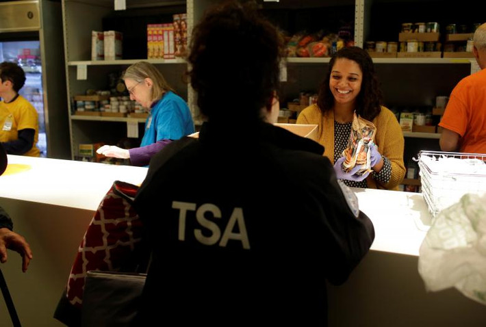 Một nhân viên TSA nhận đồ ăn miễn phí tại Lakeview Pantry ở Chicago ngày 14/1.