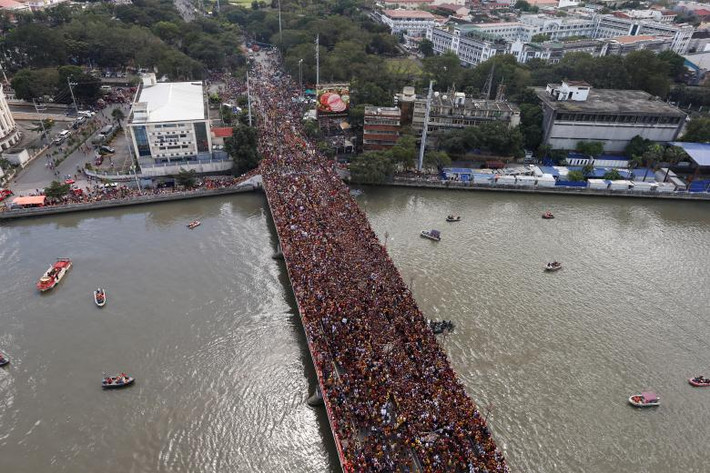 Đông đảo tín đồ đi qua một cây cầu ở thủ đô Manila.