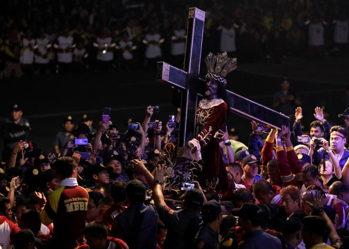 Hàng trăm nghìn người chen chúc nhau trên đường phố thủ đô Manila để được chạm tay và hôn vào tượng Chúa Giêsu. Họ tin rằng việc chạm vào bức tượng này sẽ được ban phước lành và gặp những điều kỳ diệu trong cuộc sống.