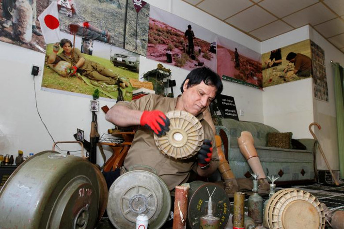 Hoshyar Ali "tập kết" những quả bom mìn đã được ông “tháo ngòi” trong nhà riêng ở Iraq.