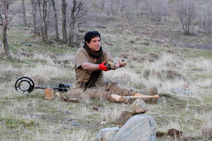 Ông Ali ngồi ở bãi mìn vùng ngoại ô Halabja.
