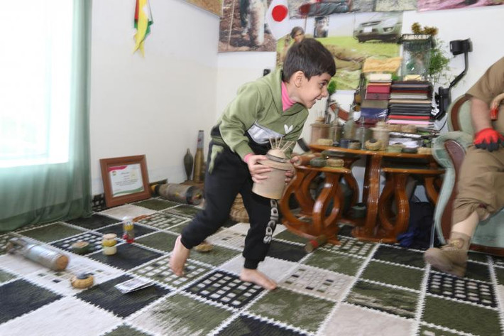 Bé Bariz giúp cha thu dọn nhà cửa.