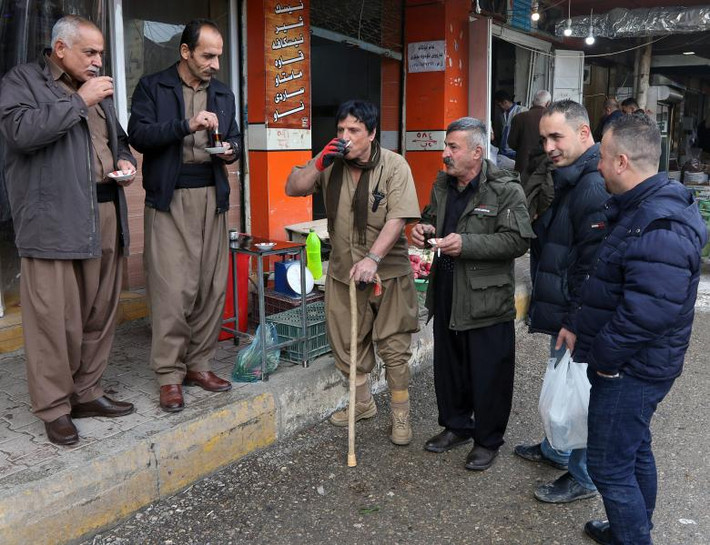 Hoshyar Ali uống trà cùng mọi người tại khu chợ Halabja. Mời độc giả xem thêm video: Chính phủ Iraq đạt thỏa thuận với người Kurd về dầu mỏ, ngân sách (Nguồn: VTC14)