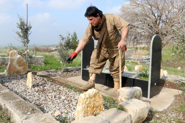 Ông Hoshyar phải sử dụng chân giả sau lần gặp nạn đó.