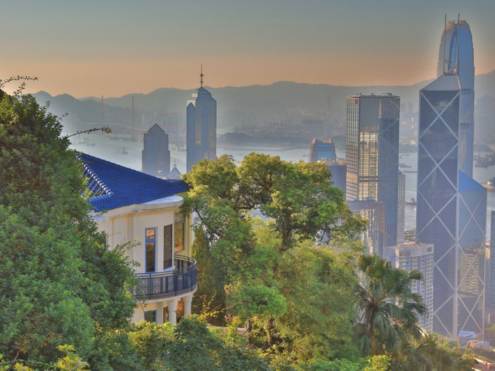 Từ đỉnh núi Thái Bình, du khách có thể ngắm nhìn trung tâm Hong Kong và các bến cảng,...