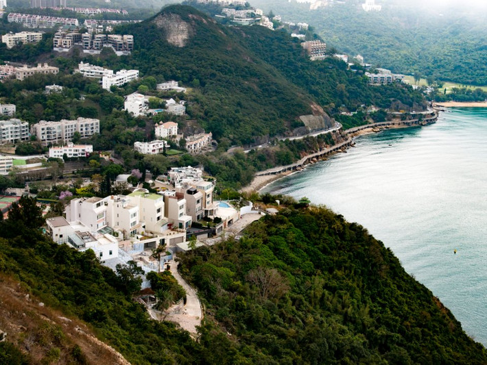 Một “khu phố nhà giàu” khác ở Hong Kong đó là ở Vịnh Nước Sâu (Deep Water Bay), nơi được biết đến là “ốc đảo xanh” trong thành phố.