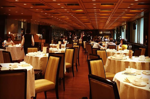 Họ thường ăn ở nhà hàng được biết đến là “quán ăn cho người giàu” ở Hong Kong. Trong đó, Fook Lam Moon là một trong những nhà hàng nổi tiếng nhất Hong Kong. Một bữa tối cho 12 người ở nhà hàng này có thể tiêu tốn 4.000 USD.