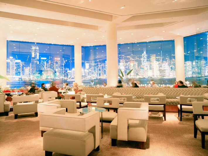 Vào buổi tối, quầy bar trong khách sạn 5 sao InterContinental là địa điểm lui tới của nhiều người giàu Hong Kong.