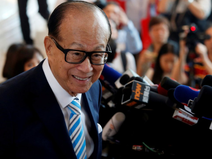 Một trong số đó là tỷ phú Li Ka-shing, người giàu nhất Hong Kong với khối tài sản lên tới 29,3 tỷ USD. Ông từng là một trong những doanh nhân có ảnh hưởng nhất Châu Á.