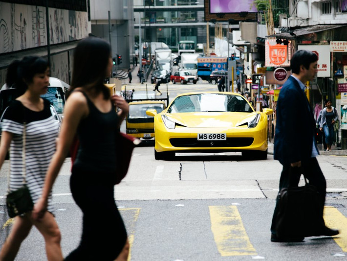 Những người giàu ở Hong Kong sở hữu siêu xe như Porsches, Lamborghini hay Ferrari,...