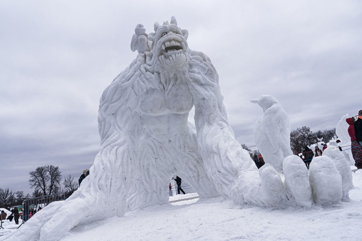 Tác phẩm điêu khắc người tuyết (Yeti) khổng lồ tham dự cuộc thi điêu khắc bằng tuyết tại Hội chợ bang Minnesota, Mỹ.