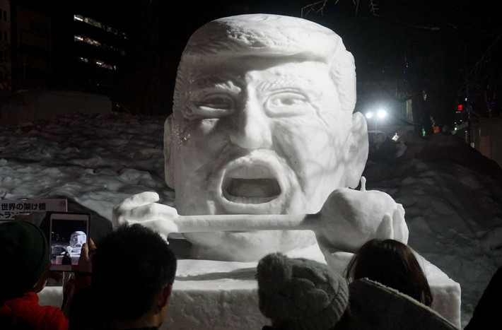 Du khách chụp ảnh tượng điêu khắc Tổng thống Mỹ Donald Trump bằng băng tuyết tại lễ hội tuyết Sapporo ở Sapporo, Nhật Bản, ngày 10/2/2017.