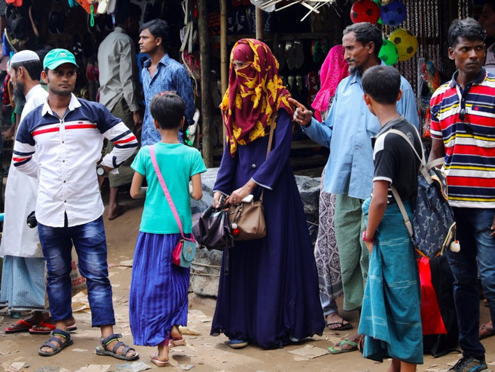 Cha của Formin, Mohammed Hossain, đã hình dung về một tương lai tốt đẹp hơn cho con gái của ông. Ảnh: Formin đứng cạnh cha cô khi chờ xe tuk tuk tại Cox’s Bazar, Bangladesh, để tới Chittagon nhập học.