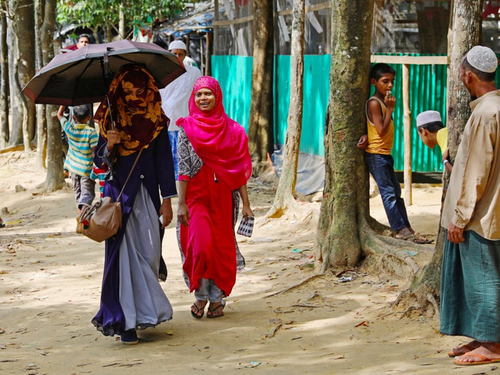Theo một cuộc khảo sát năm 2015, Rakhine là bang có tỷ lệ biết chữ thấp nhất cũng như tỷ lệ đăng ký học tiểu học và cấp hai thấp nhất Myanmar. Ảnh: Formin đi cùng bạn, Shahima, qua một khu trại tị nạn ở Cox’s Bazar, Bangladesh, trước khi tới Chittagong để tiếp tục con đường học hành tại Đại học Phụ nữ Châu Á ngày 24/8/2018.