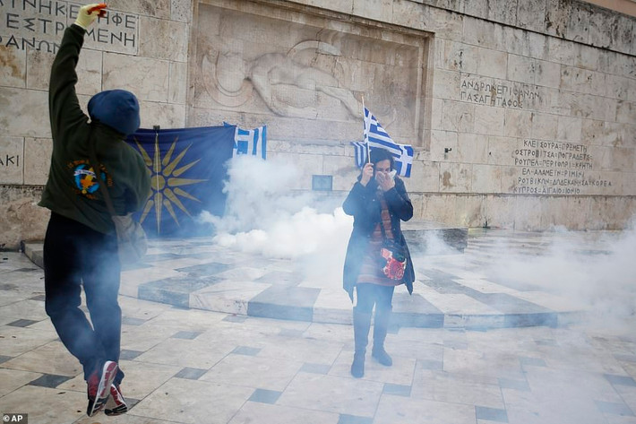 Người biểu tình Hy Lạp giữa làn khói hơi cay mù mịt ở Athens.