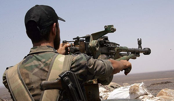 “Sau cuộc giao tranh ác liệt tại khu vực phía đông bắc Jabal al-Gharb ở vùng sa mạc phía đông Palmyra, Quân chính phủ Damascus đã tiêu diệt và làm bị thương nhiều chiến binh khủng bố, đồng thời phá huỷ các trang thiết bị quân sự của bọn chúng”, nguồn tin cho hay. Ảnh: FNA.