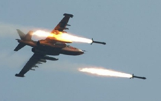 “Các chiến đấu cơ Sukhoi của Nga xuất phát từ căn cứ không quân Hmeimim ở Latakia đã tiến hành đợt không kích dữ dội nhằm vào một trụ sở và trại huấn luyện của khủng bố HTS ở Nam Idlib”, nguồn tin cho hay. Ảnh: Youtube.