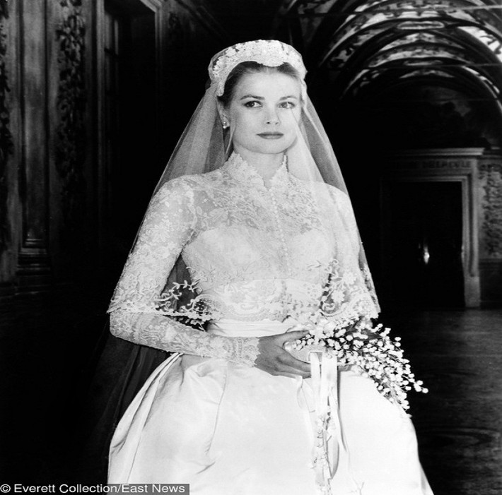 Nữ diễn viên xinh đẹp nổi tiếng người Mỹ Grace Kelly đã trở thành Công nương Monaco sau khi kết hôn với Thái tử Rainier III vào tháng 4/1956. Hôn lễ của họ được xem là đám cưới thế kỷ, với sự tham dự của nhiều ngôi sao điện ảnh từ Hollywood. Đáng tiếc, bà qua đời trong một tai nạn xe hơi vào ngày 14/9/1982. Ảnh: BS.