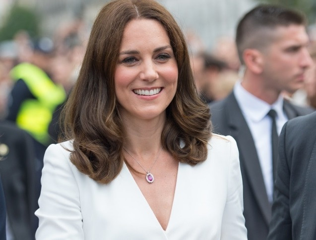 Khi Công nương Kate Middleton kết hôn với Hoàng tử Anh William vào năm 2011, cô trở thành một trong những người phụ nữ Hoàng gia xinh đẹp nhất trong lịch sử. Nữ Công tước xứ Cambridge này nổi tiếng với các hoạt động từ thiện cũng như phong cách thời trang ấn tượng của mình. Ảnh: BS.