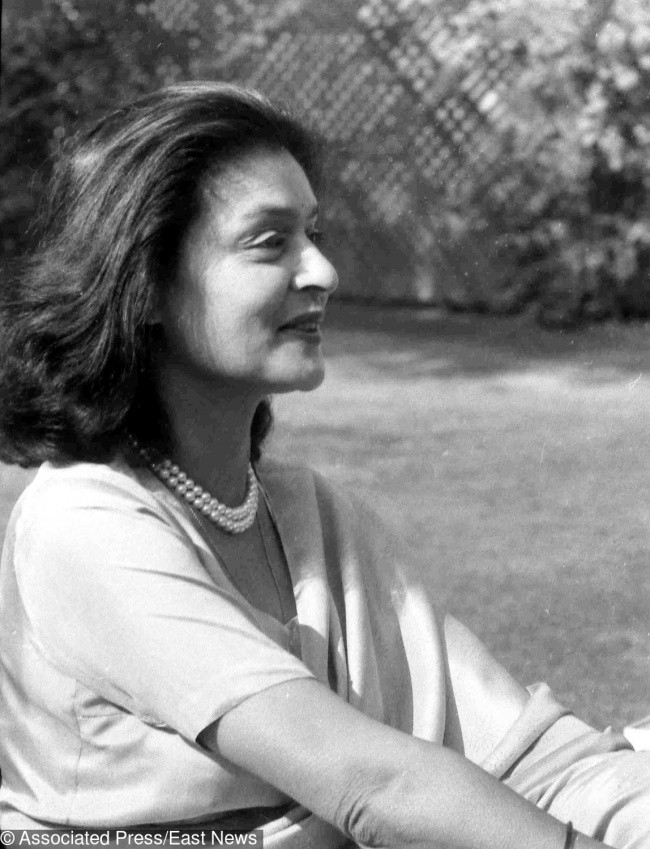 Sau khi kết hôn với Sawai Man Singh vào năm 1940, bà Gayatri Devi trở thành Hoàng hậu ở Jaipur và giữ vai trò này đến năm 1970. Hoàng hậu Gayatri Devi nổi tiếng với vẻ đẹp hoàn hảo và là biểu tượng thời trang của Ấn Độ. Bà qua đời vào năm 2009. Hoàng hậu Gayatri Devi đã dành cả cuộc đời mình làm từ thiện, cũng như đấu tranh cho nữ quyền, giành lại quyền lợi cho tầng lớp nghèo khổ. Ảnh: BS.