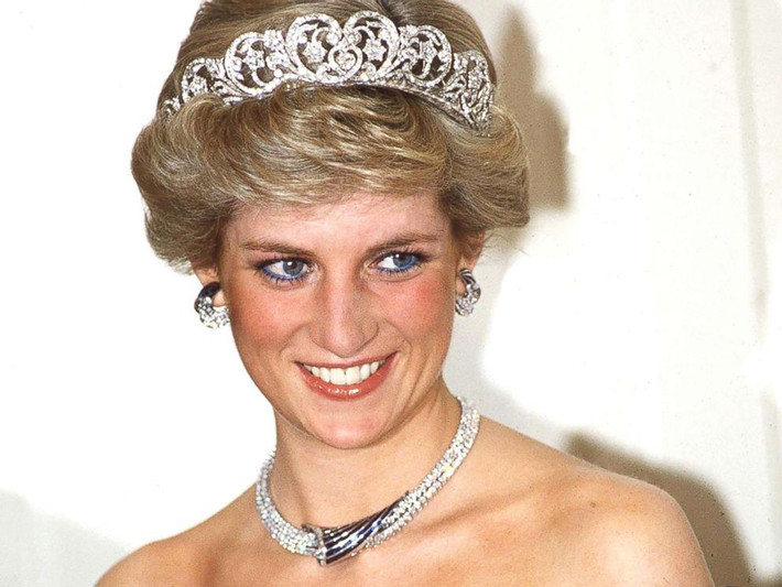 Công nương Diana là vợ đầu của Thái tử Charles – người đứng đầu trong danh sách kế thừa ngai vàng Anh hiện nay. Không chỉ xinh đẹp và tài năng, Công nương Diana còn nổi tiếng là người có trái tim nhân hậu. Tuy nhiên, bà đã qua đời trong một vụ tai nạn xe hơi ở Pháp vào năm 1997. Ảnh: ABC News.
