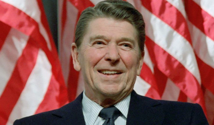 Trong vai trò tổng thống, ông Reagan thực hiện các đề xướng kinh tế và chính trị mới có tầm cỡ. Các chính sách kinh tế trọng cung của ông, được gọi là "Reaganomics", có chủ trương giảm tỉ lệ thuế để thúc đẩy tăng trưởng kinh tế, kiểm soát nguồn tiền để giảm lạm phát, bãi bỏ kiểm soát kinh tế và giảm chi tiêu của chính phủ. Ông Reagan rời chức tổng thống vào năm 1989. Ảnh: WT.